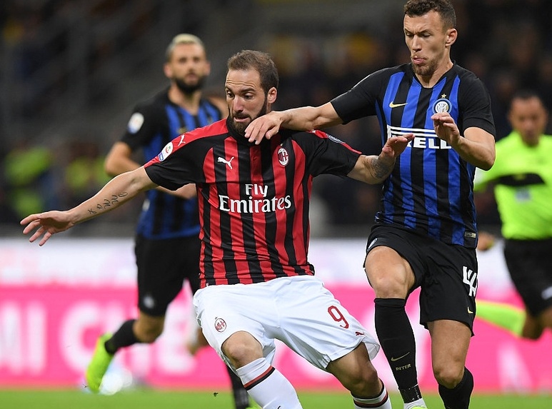  AC米兰防线送礼遭绝杀  